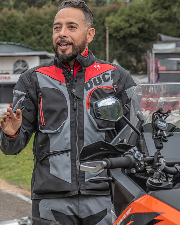 Andres López Capital RIder Instructor Cursos de moto en pista bogota