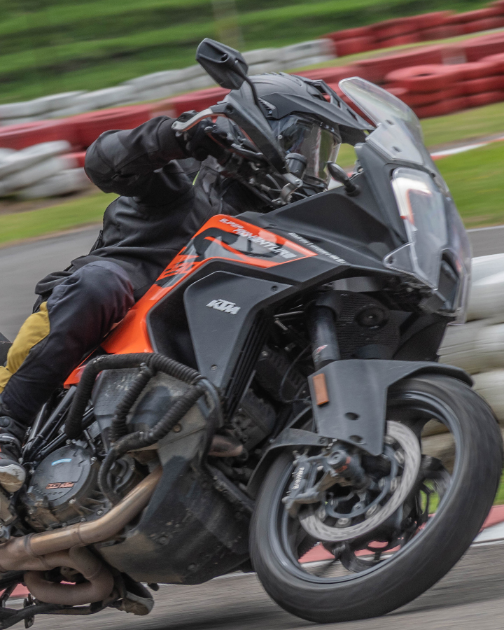 Cursos de moto alto cilindraje capital rider en pista bogota